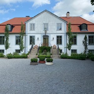 En fantastisk plats på jorden, där våra värdar Joakim och Jamie skapat en blandning av 1600 talskänsla i kombination med asiatisk touch men även internationell design , där allt detta utgör en helhet som man sällan upplever! Att de dessutom är jättetrevliga och bjuder in sina gäster att få ta del av allt de skapar och kommer att skapa! Som pricken över i kommer Daniel Berlin att skapa en mat som definitivt håller den Michelinklass man förväntar sig! Fantastiska rum dessutom!! Rekommenderas!