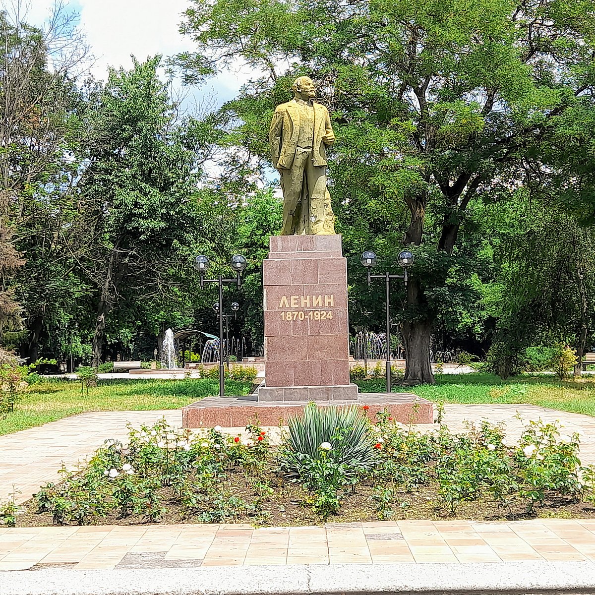 Лучший бендеры. Памятник в и Ленину Бендеры. Бендеры парк. Бендеры достопримечательности. Флорешты парк.