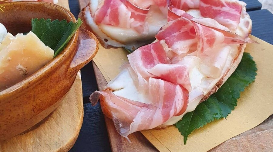 Crostone scamorza e pancetta.