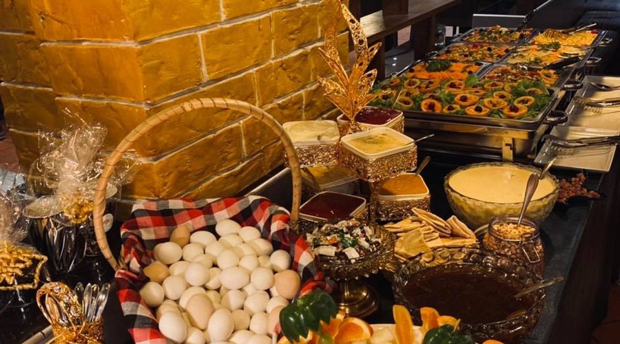 Découvrez notre buffet à volonté toute la semaine à 5000 F par personne du lundi au samedi et le Brunch Buffet à volonté les dimanches et jours fériés à 7500 F par personne. Une variétés d'entrées chaudes et froides, de plats locaux ou internationaux et une multitude de desserts régaleront vos papilles !