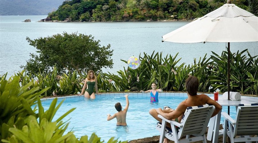 Piscina de frente para o mar