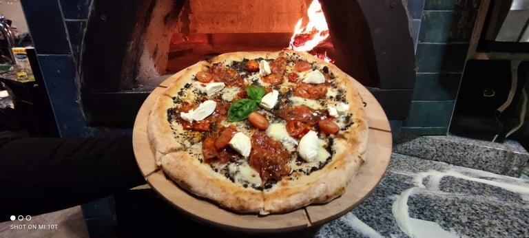 Mamy prawdziwy piec opalany drewnem, dlatego nasza pizza jest jeszcze bardziej smaczna/ We have a real wood-burning stove, That's why our pizza is even more delicious