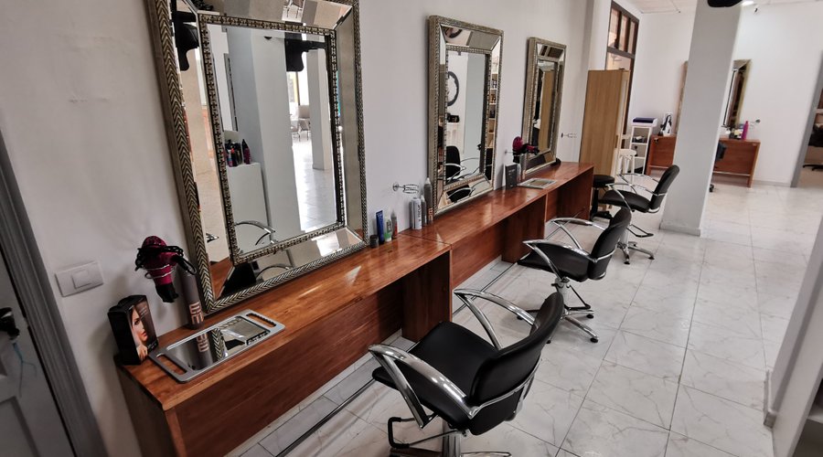 Main salon dedicated to the hairdresser. In addition to these, there is also a fourth chair.