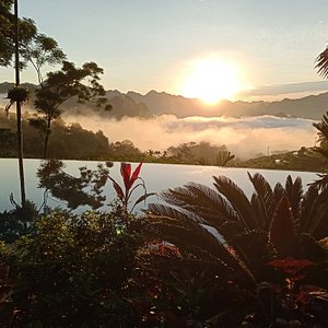 Bình minh săn mây từ hồ bơi vô cực của Puluong Home