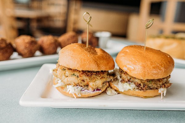 https://dynamic-media-cdn.tripadvisor.com/media/photo-o/1d/56/4b/2c/mini-crab-cake-sliders.jpg?w=600&h=-1&s=1