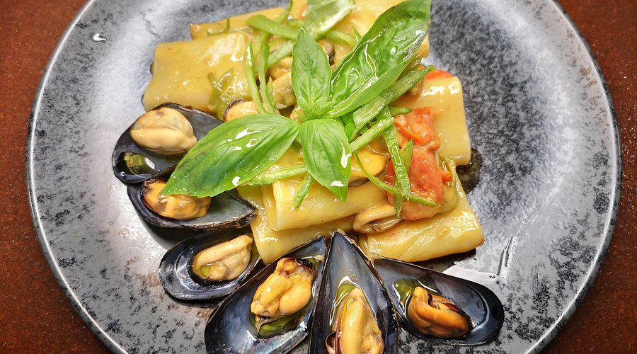 Paccheri con cozze peperoncini verdi e provola di Agerola 