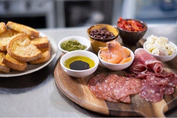 Antipasto platter for 4 people