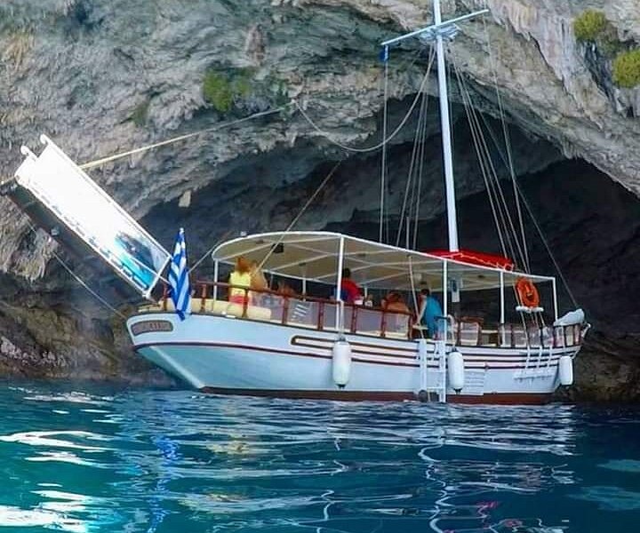 papanikolis boat cruises