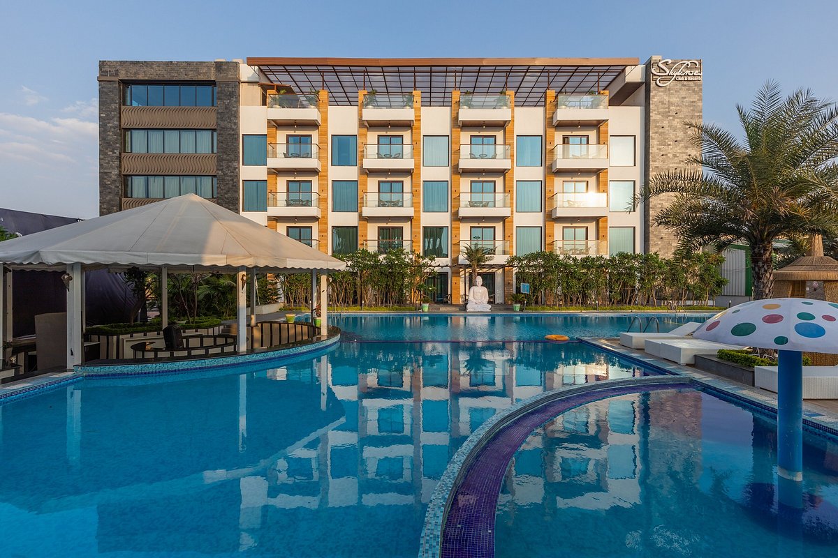 SkyLine Club &amp; Resorts, hotel in Indore