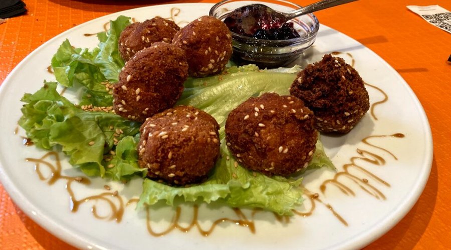 Croquetas veganas con mermelada de arándanos
