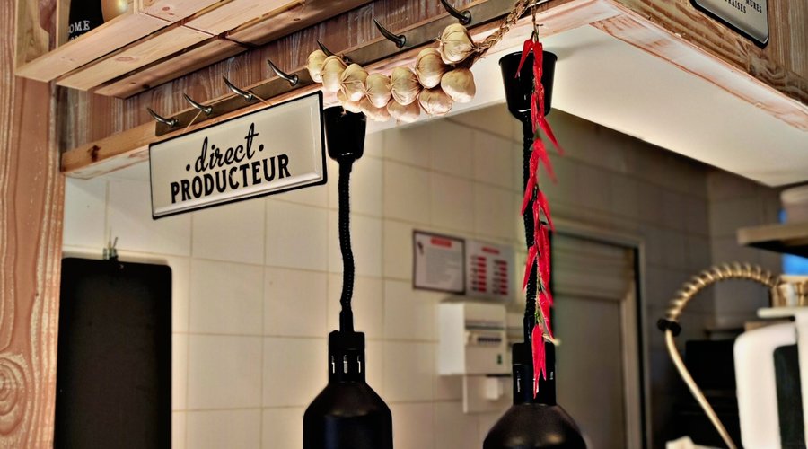 Voici la Cuisine du Restaurant, ouverte sur la salle.