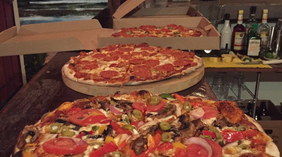 Disfruta de nuestras pizzas a la leña! 
