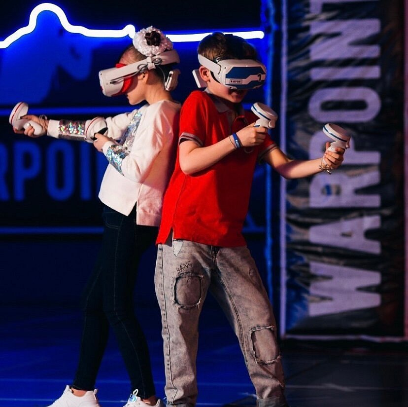 Vr арена warpoint. WARPOINT VR-Арена. WARPOINT, Арена виртуальной реальности Тюмень. WARPOINT Арена виртуальной реальности Казань. WARPOINT VR лазертаг.