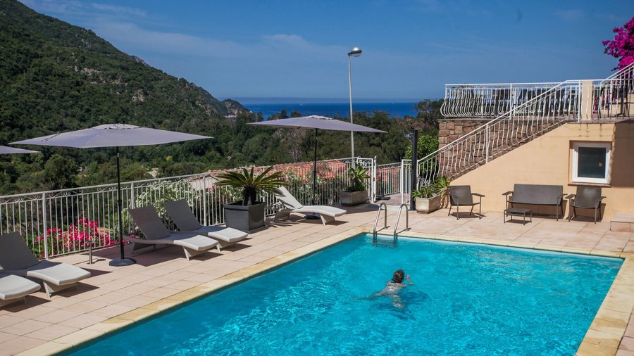 Piscine chauffée 27° vue mer