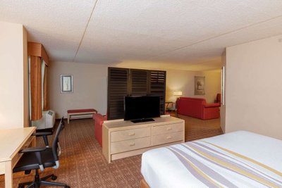 Hotel photo 16 of La Quinta Inn & Suites by Wyndham Garden City.