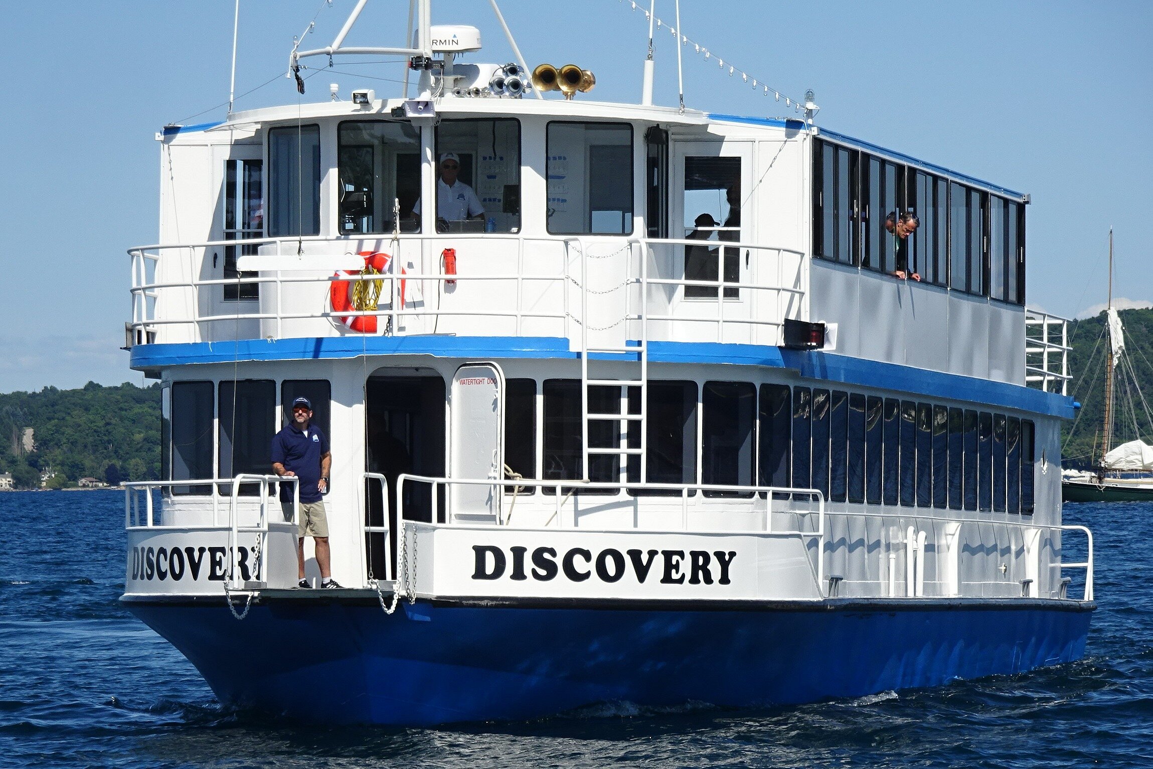 discovery boat tours traverse city