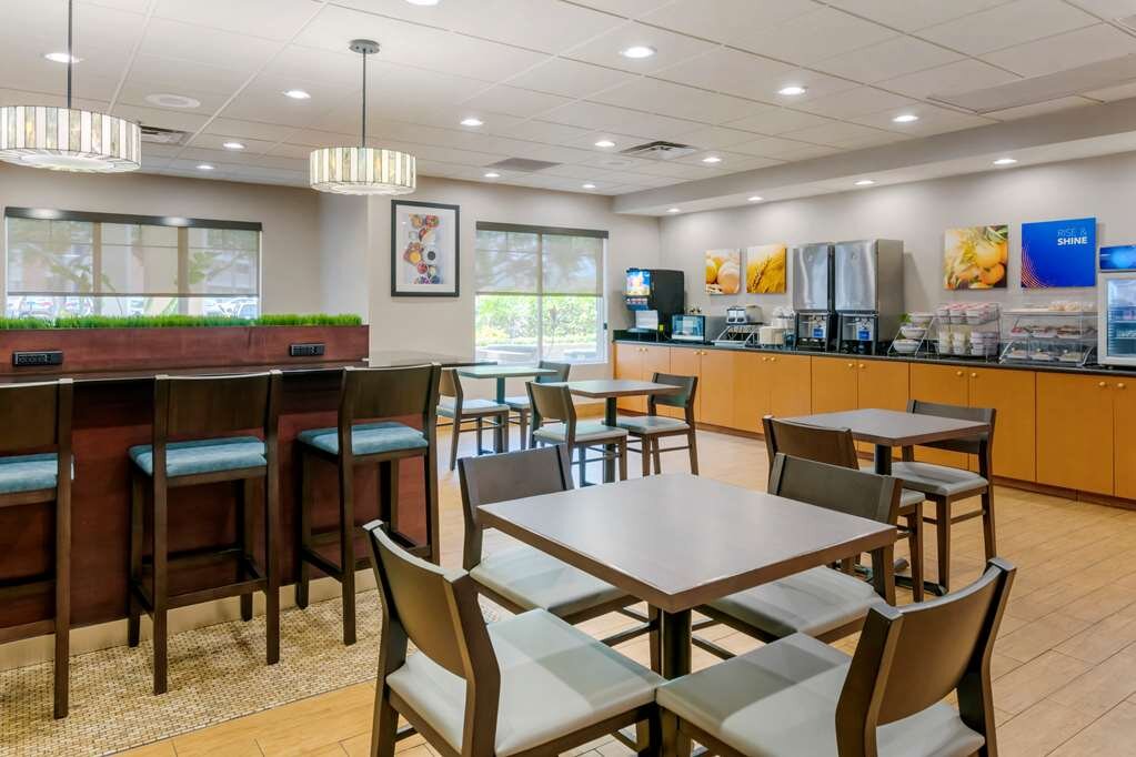 Hotel photo 12 of Comfort Suites Near Universal Orlando Resort.