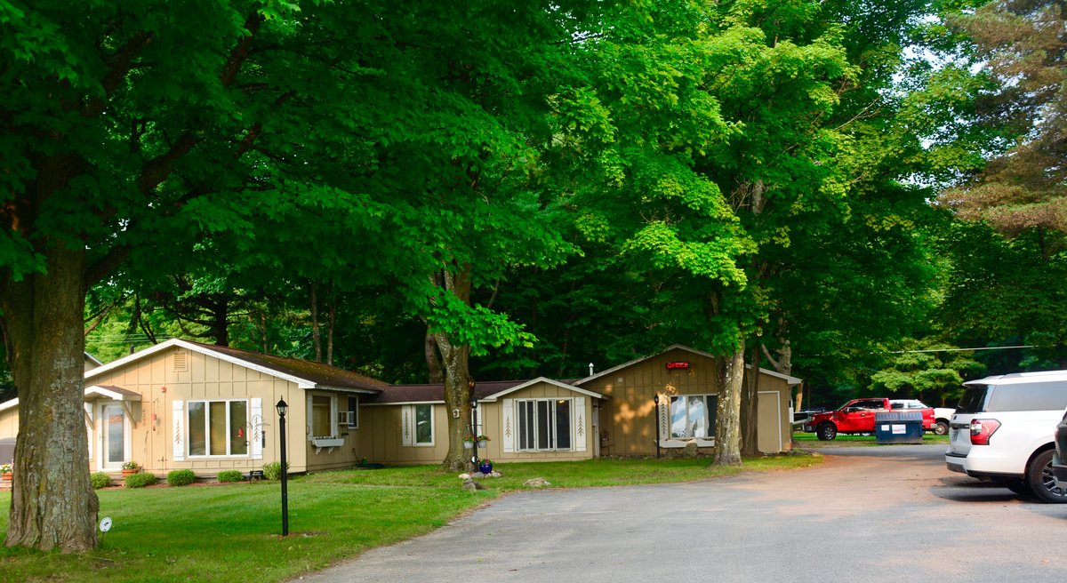 M22 INN - SUTTONS BAY - Prices & Motel Reviews (MI)