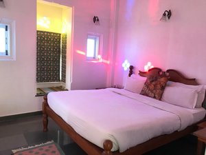 Hotel Aashiya Haveli in Udaipur, image may contain: Bed, Furniture, Hotel, Lamp