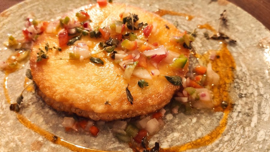 Provolone con salsa criolla y orégano (un guiño a nuestro origen)