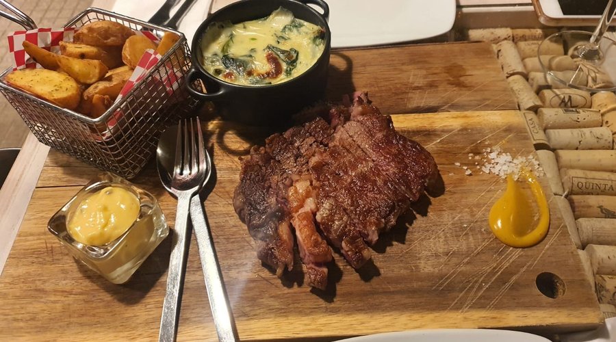 Croquetas de carne y mostaza, raya con mayonesa, tartar de atún, tacos de camarón, vieiras y mango en ensalada, entrecot, tarta de almendra y naranja . Todo espectacular , extensa carta de vinos, vinos ecológicos .   Equipo joven , creativo y un ambiente acogedor y de buen gusto .  El equipo de W wine&food&friends tienen la fórmula del éxito . Les deseamos mucha suerte!!!  Ojalá pronto abran más restaurantes como este en España .  Hemos repetido la experiencia dos noches  para probar más platos!