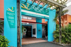 Quality Hotel Oceans Tutukaka in Tutukaka, image may contain: Villa, Housing, Hotel, Potted Plant