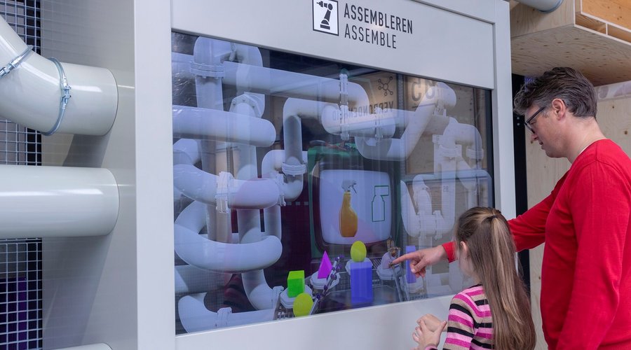De fabriek is als een grote machine. En de mens is een vervangbare schakel geworden sinds de uitvinding van een super efficiënt principe: de lopende band. Bijna alles wat een mens kan, is te programmeren in machines die net zo goed of sneller en efficiënter zijn.