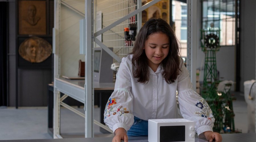 Uitvinders opgelet! In het Magazijn ontdek je het grootste talent van de mens: onze maaklust. Wij zijn echte uitvinders, altijd al geweest. We hebben al veel gemaakt, van vuistbijl tot Zwitsers zakmes. Zonder onze creatieve geest, taal en handigheid is de mens namelijk weerloos in de wildernis.