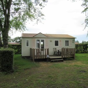 35 Euros la nuit (pleine saison) pour ce mobil-home confortable. Cadre bucolique. Camping nature.
