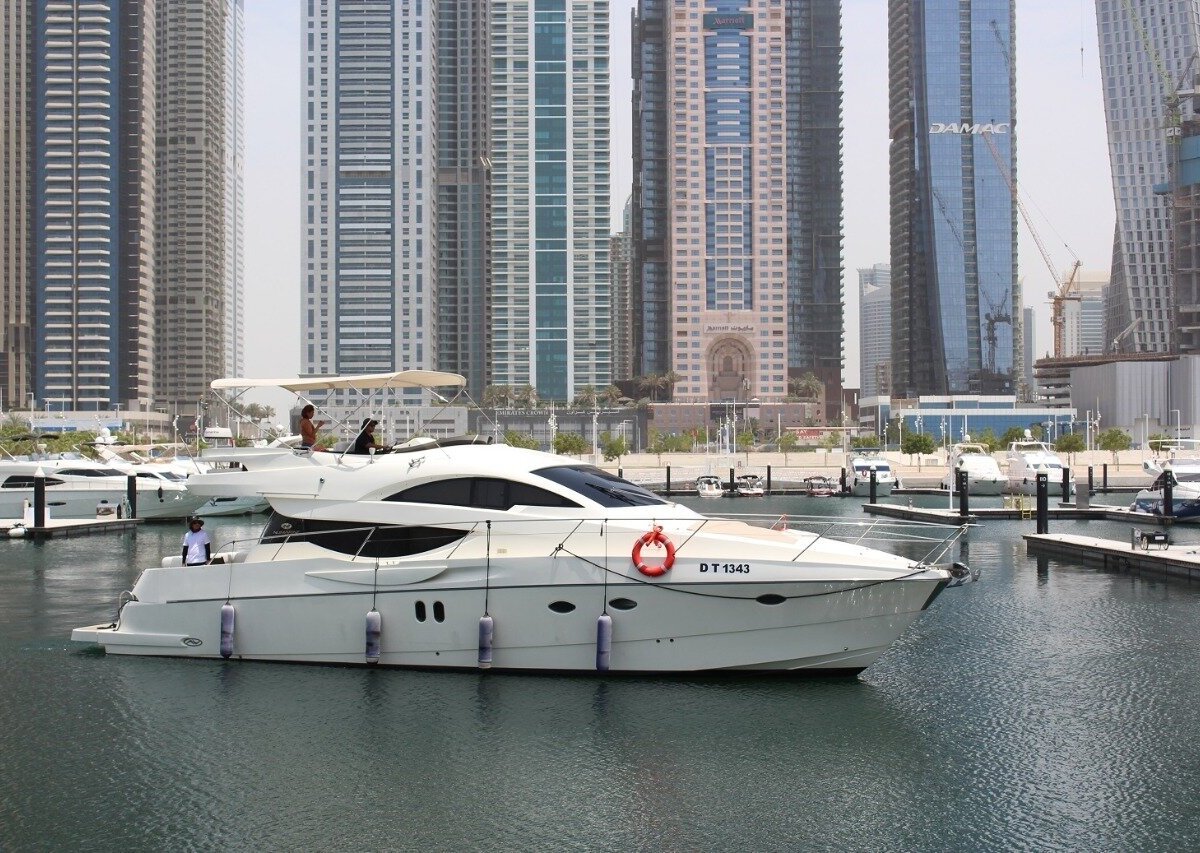 charter a yacht dubai