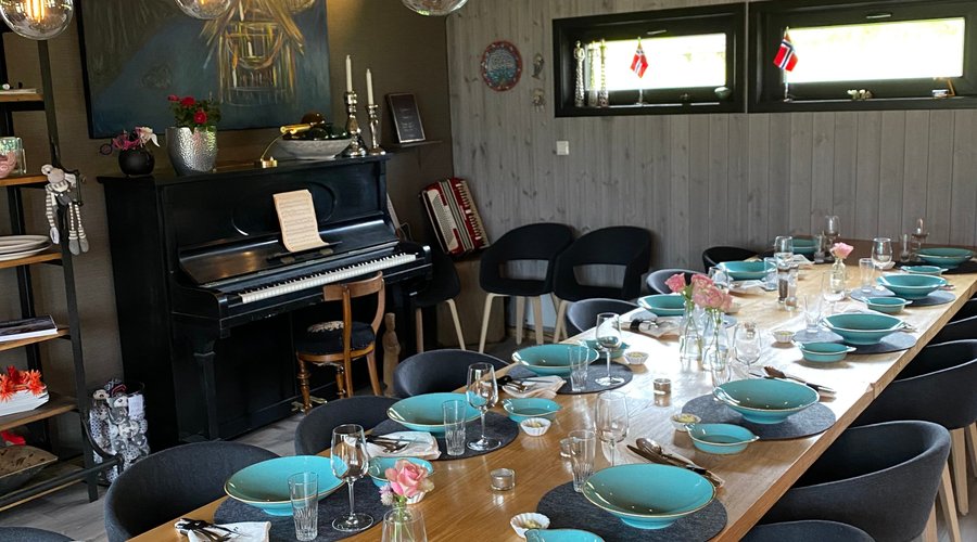  We wish you warm welcome for lunch (11-14 local time) and dinner (18-22 local time).