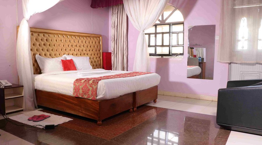 These rooms offer space making them ideal for business and leisure travelers seeking extra space and comfort. They are designed with a double queen-size bed, large desk, beautiful marble bathroom, contemporary African decoration and allow 2 adult occupancy.