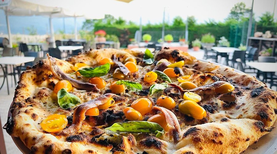 Focaccia con datterini gialli del nostro orto, acciughe di cetara, origano e basilico!!