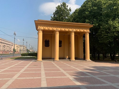 Амовео парк победы. Пропилеи Московский парк Победы СПБ. СПБ парк Победы Пропилеи.