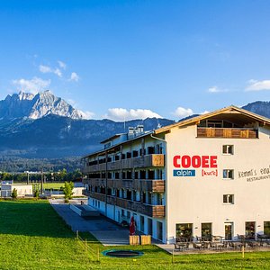 Das COOEE alpin Hotel Kitzbüheler Alpen in St. Johann in Tirol mit Blick auf den Wilden Kaiser.
