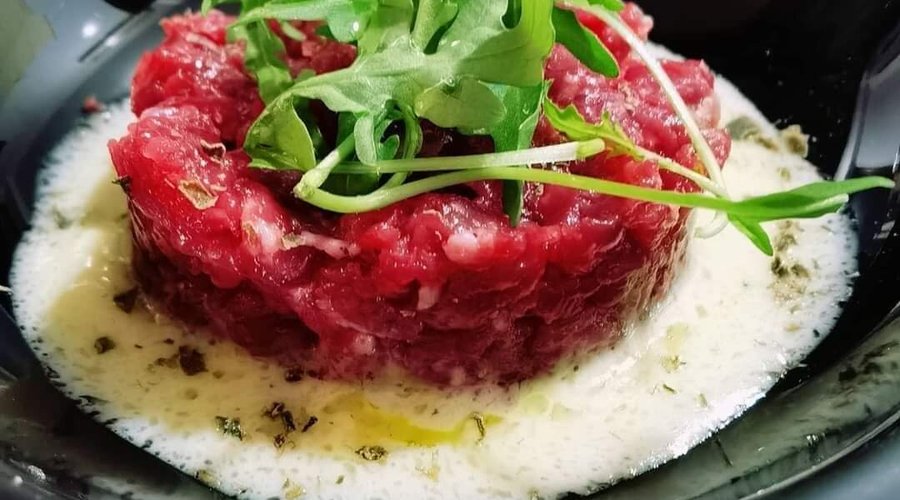 Tartare di scottona su fonduta di formaggi