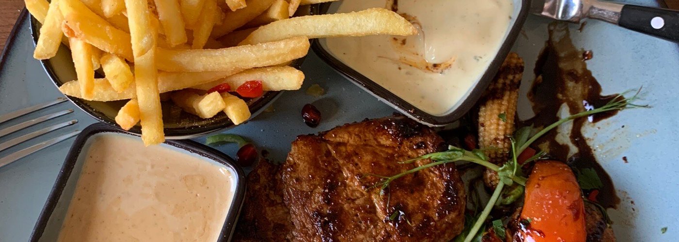 Trivsam restaurant i Hagfors: Kronan. Inte hundra rätter utan ett urval traditionella kötträtter, nån fisk samt vegetariskt. Rent och snyggt, mycket prydlig WC! Snabb och vänlig serveringspersonal.  Kyrkogatan 6, Hagfors.