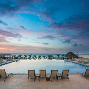 Seadust Cancun Family Resort in Cancun, image may contain: Hotel, Building, Resort, Condo