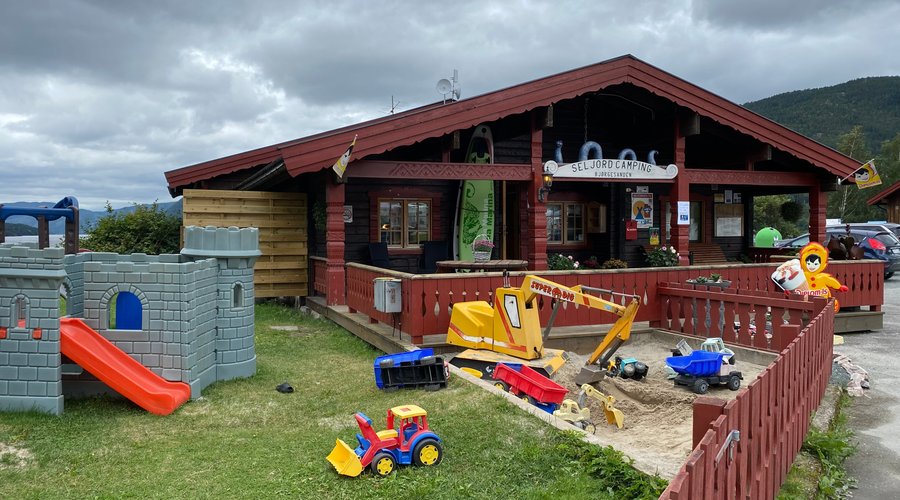 Resepsjon/ kiosk og lekeplass