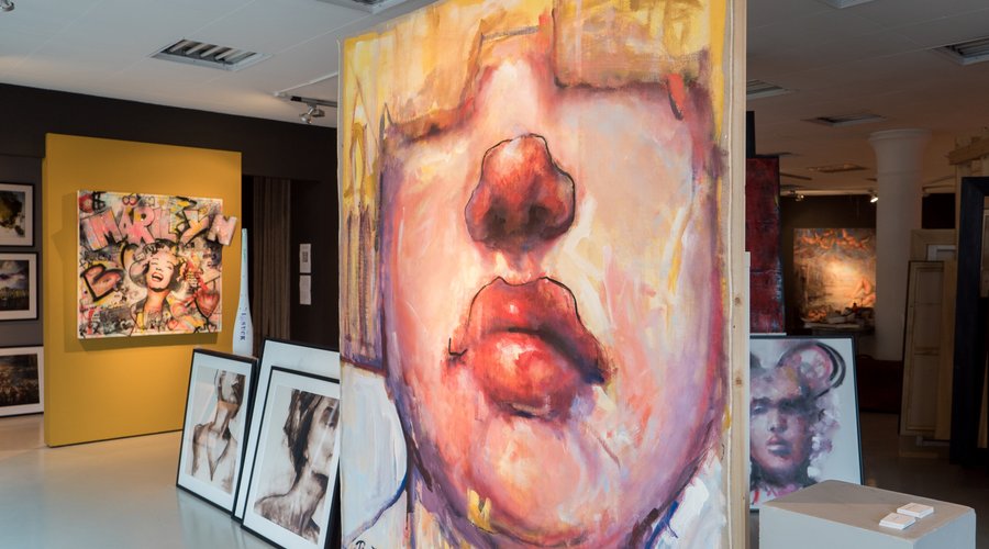 A good mix of classical and contemporary art!