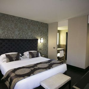 Venice Times Hotel in Venice, image may contain: Bed, Furniture, Home Decor, Lamp