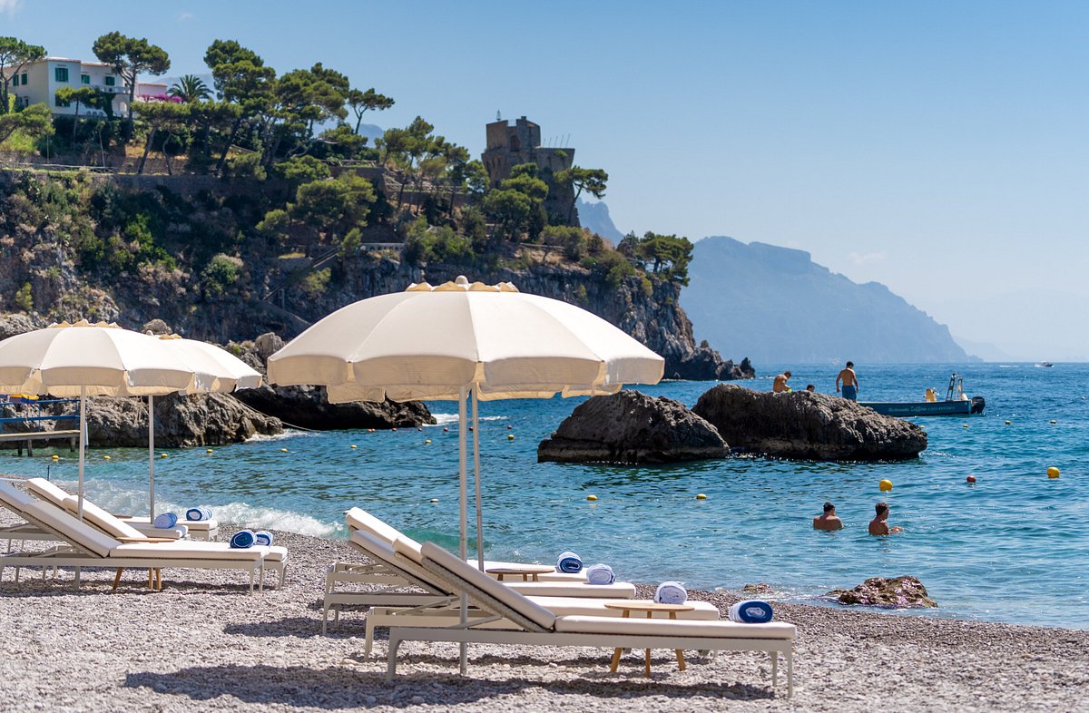 repost @pinkines Vida lenta en la playa ⛱️♥️ . . . . . . . . . . 📍Borgo  Santandrea Amalfi, Amalfi, Costa Amalfitana, Italia…