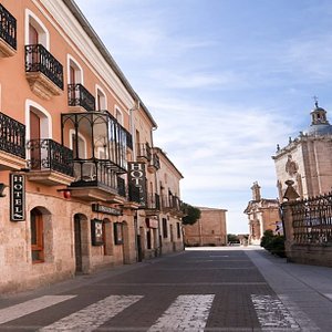 Fachada del hotel y Catedral de Santa María