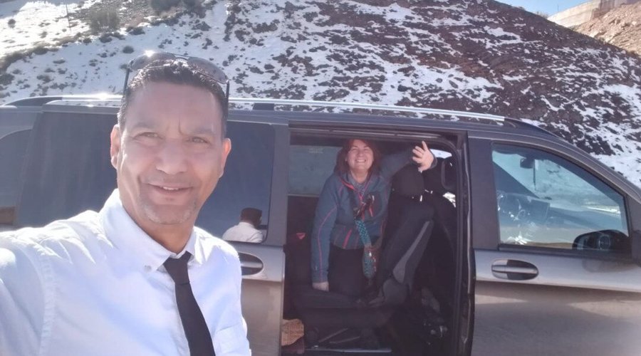 Atravesando el Alto Atlas. Nuestro driver profesional y muy prudente. Tour del Desierto. Saliendo de Fez y acabando en Marrakech. Haciendo un anillo. Nuestras clientas Argentinas Sandra y Any. Se fueron encantadas. En Marruecos también nieva.
