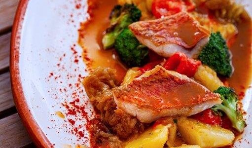 Salmonete, molho dos fígados, esmagada de batatas e pimentos assados