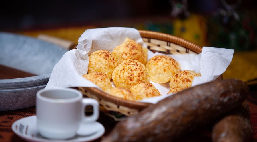 Pao de queijo (à la farine de manioc et au fromage) 