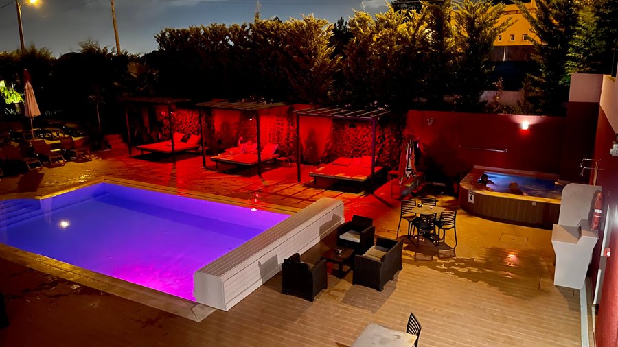 Villa 3 Caparica at night. 