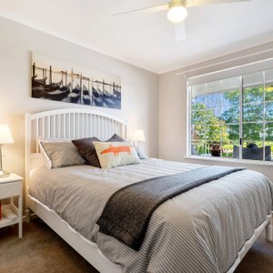 Queen bed, with quality linen, extra pillows, heated blanket, heater, and room for all your luggage.