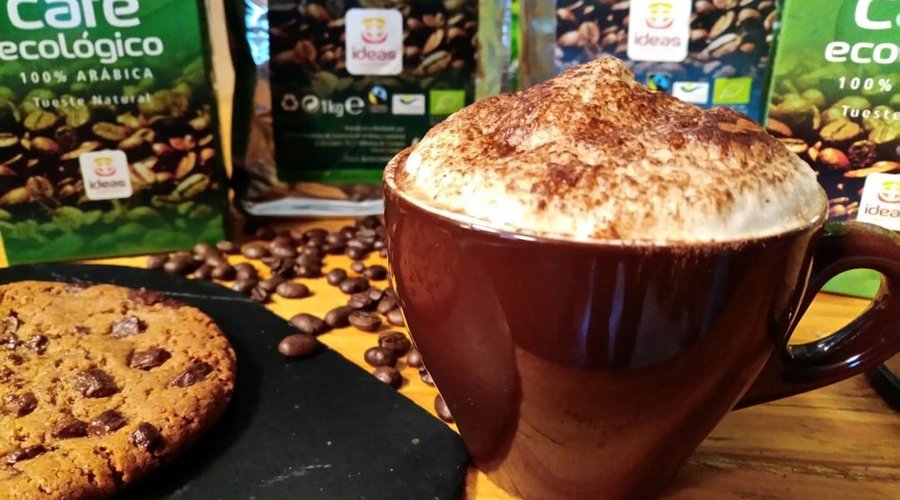 Café ecológico y de comercio justo calidad arábica 100% con leche ecológica gallega, cacao ecológico y de comercio justo y panela ecológica y de comercio justo. Puede llevarlo en envases ecológicos con pinchos artesanos de cacao de comercio justo y pizza de masa ecológica. 