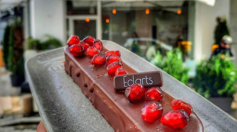 We present you our new Eclart creation with dark chocolate red pepper and fresh pomegranate! A beautiful madness and a tailor-made picture in the rain with sun #art #artisan #rain #sun #darkchocolate #redpepper #pomegranate #eclarts #pastrychef #pastryart #patisserie #passion